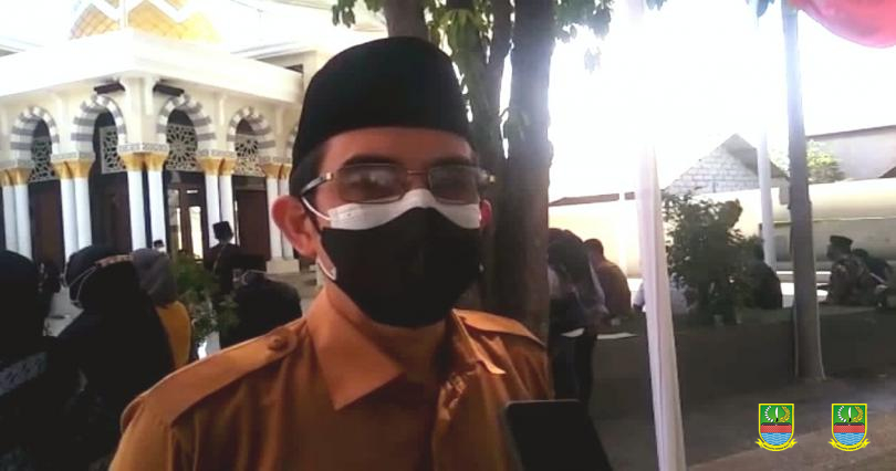 Ayollar pantalonlari va erotikasi Ayollar qamoqxonasidagi soqchilar mahbusni sikishadi