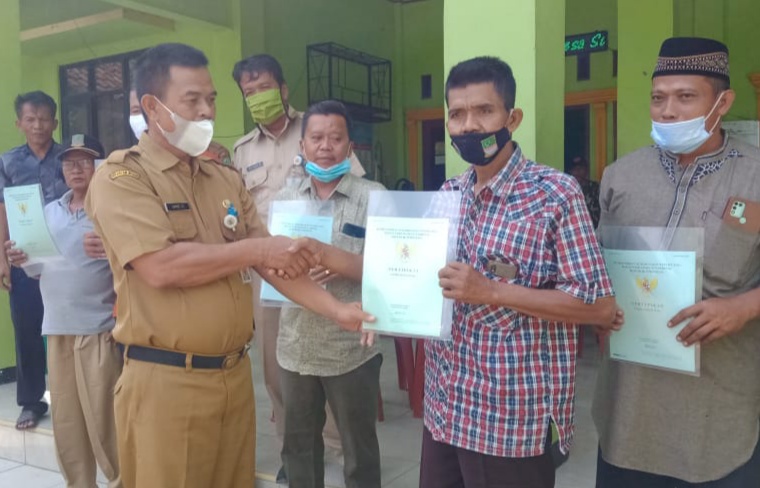 PTSL Desa Sukamukti Lancar, BPN Serahkan 100 Sertifikat Tanah Warga PTSL Desa Sukamukti Lancar, BPN Serahkan 100 Sertifikat Tanah Warga