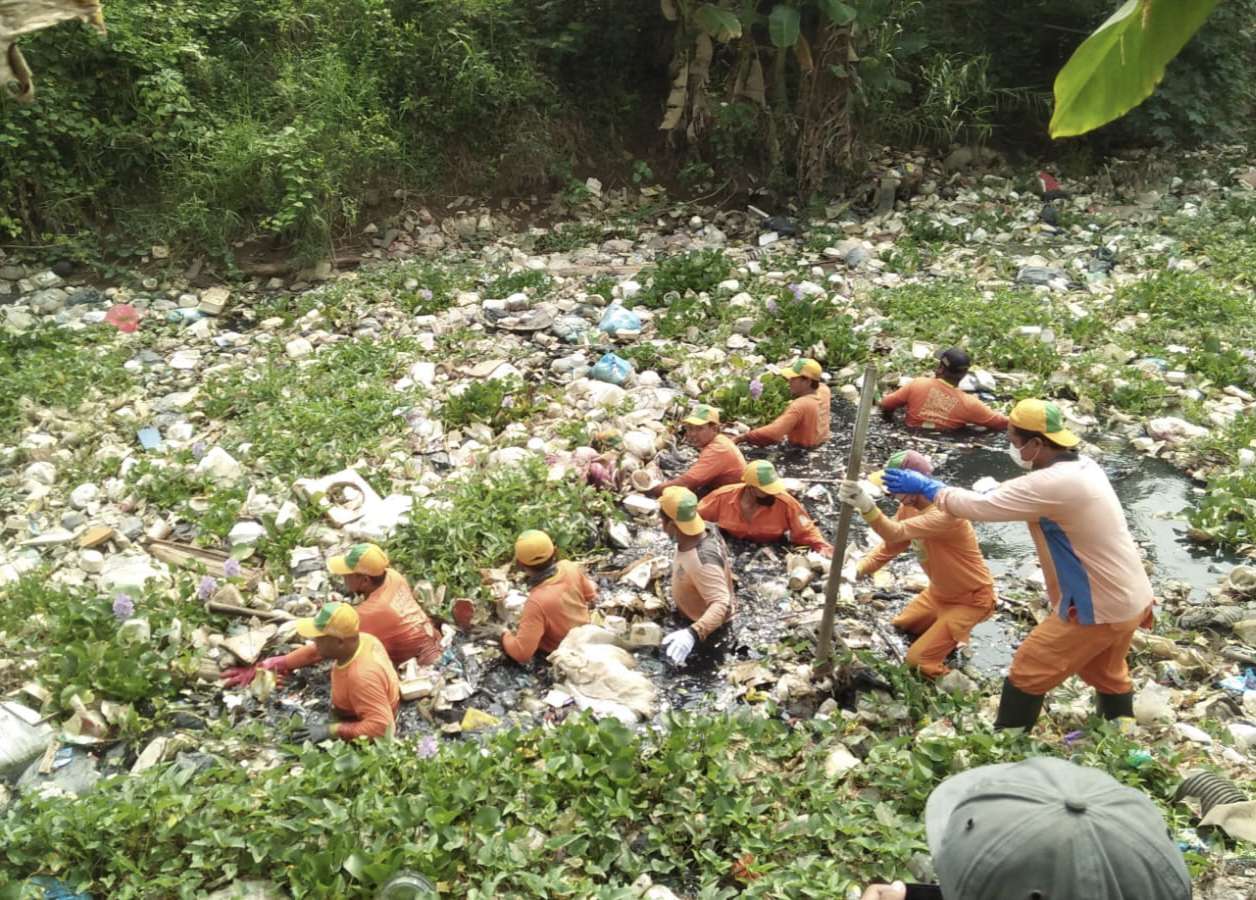 150 Ton Sampah dari Sungai Cikarang Hilir Berhasil Diangkut Pemkab Bekasi
